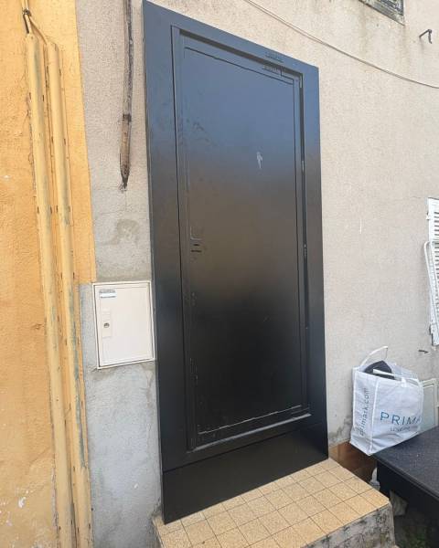 Sécurisation de logement vacant à Marseille : Pose de porte anti-squat