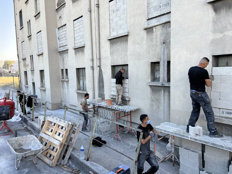 Sécurisation par murage des bâtiments inoccupés à Marseille dans les Bouches-du-Rhône
