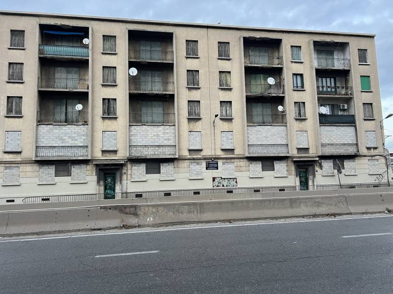 Sécurisation par murage des bâtiments inoccupés à Marseille dans les Bouches-du-Rhône